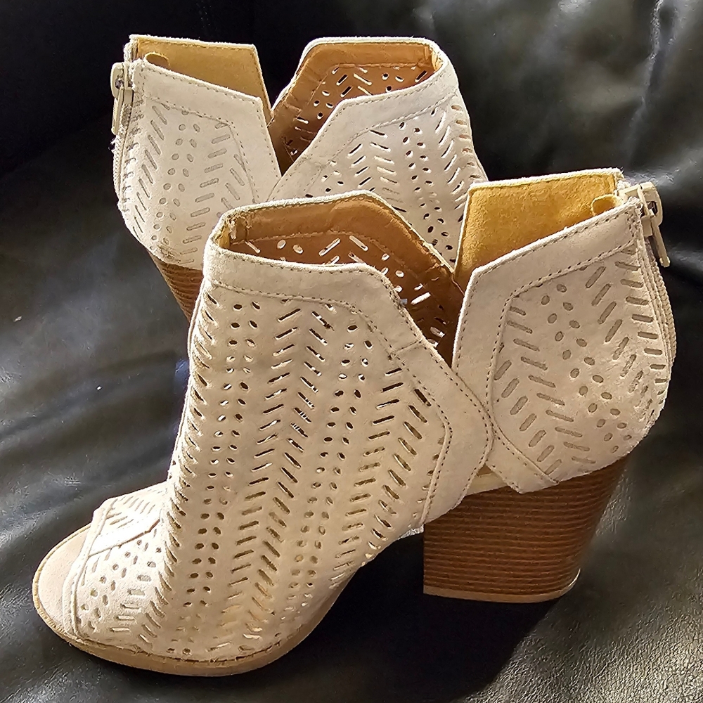 Qupid Tan Heeled Boots with Open Toe and Perforated Design Size 7 EUC - Picture 10 of 16